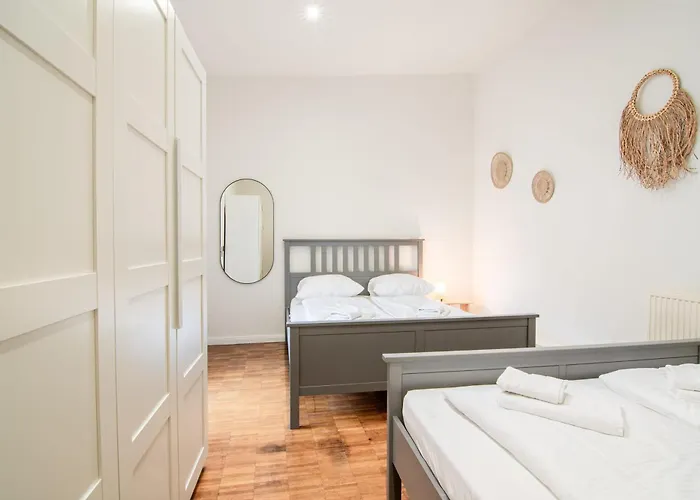 - 2 Bedrooms For Up To 11 Guests Apartament